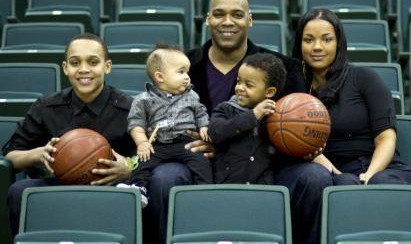 世界杯app下载-特伦特沿着父亲足迹战斗！小时候曾被姚明高高举起