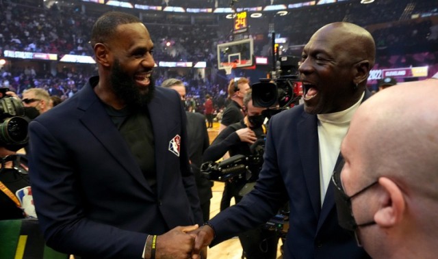 世界杯手机观看-詹姆斯也要干了？名记：乔丹2003年没进首发但得到卡特的位置！