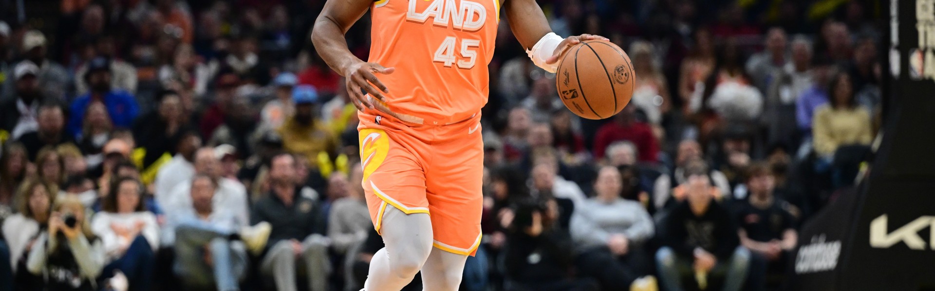 世界杯手机观看-状态火热！米切尔27中16砍下38分6板6助 下半场轰23分