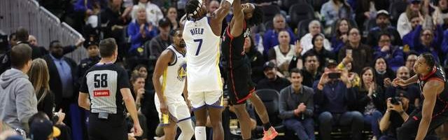 心态失衡！勇士最多落后30分：库里16中6仅16分，老板双手抱头