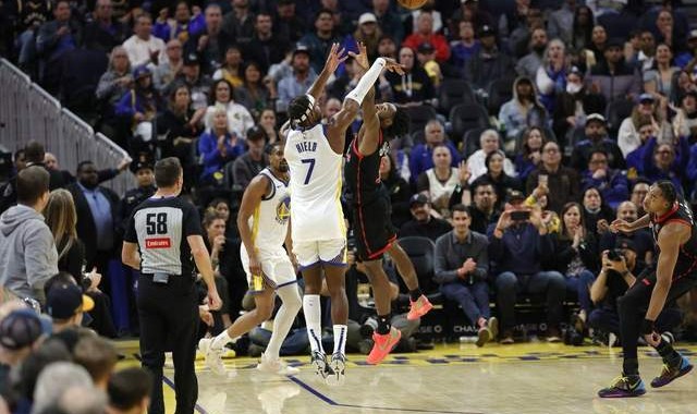 心态失衡！勇士最多落后30分：库里16中6仅16分，老板双手抱头